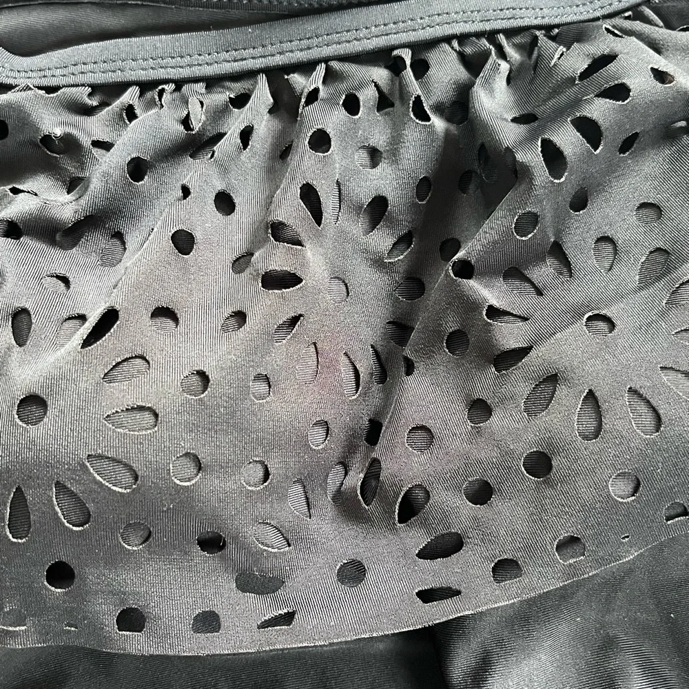 Black Off-Shoulder Ruffled Swimsuit - Picture 3 of 4